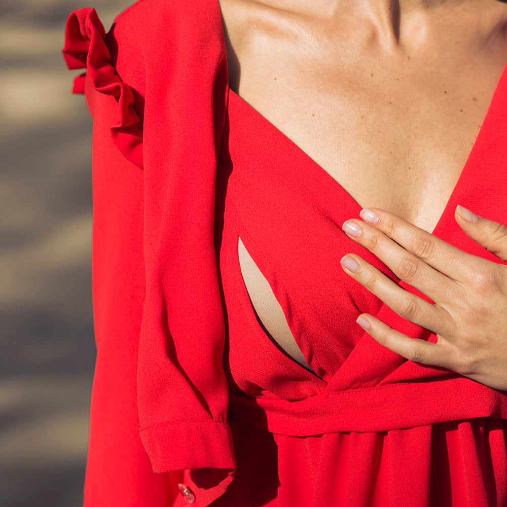 Robe Lucie avec ouverture discrète pour l’allaitement – modèle rouge en viscose fluide, idéal avant, pendant et après la grossesse.
