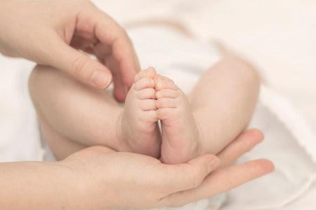 Les massages faciles à faire à la maison pour maman et bébé !