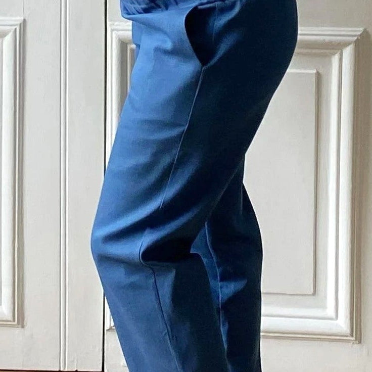 Pantalon de grossesse boyfriend bleu clair, silhouette droite, tissu rigide qui reste en place.