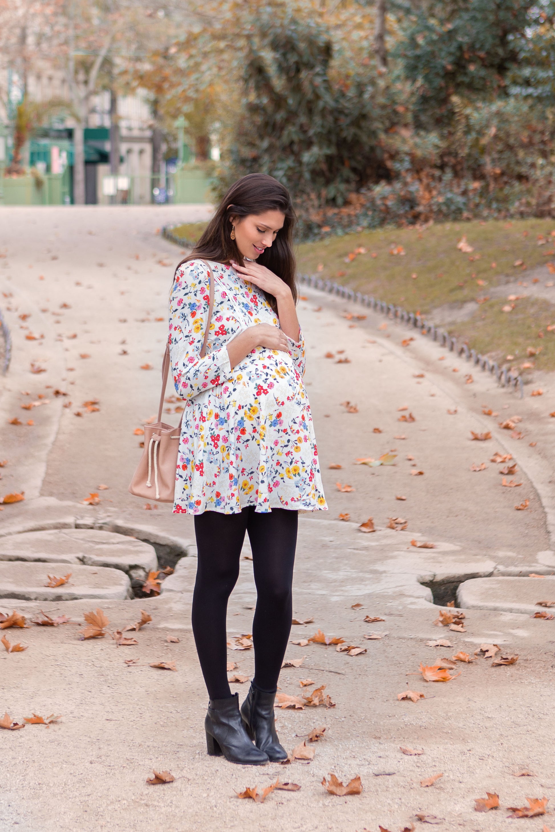 Robe de maternité Alexia, conçue pour sublimer la silhouette tout au long de la grossesse et après l'accouchement.