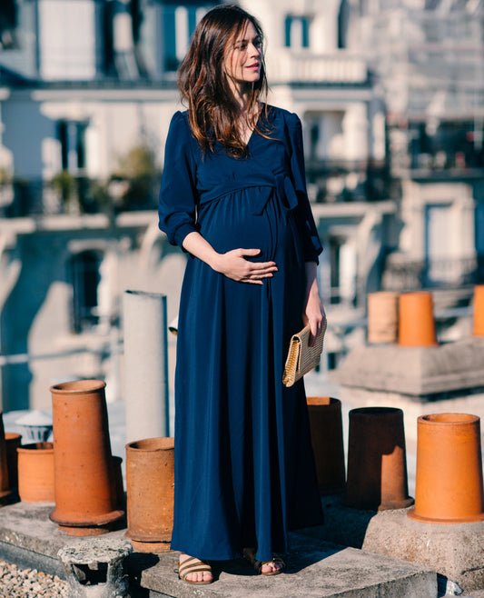 Femme enceinte en robe Pagoda bleu marine – robe fluide et féminine, idéale pendant et après la grossesse. Fabriquée en France